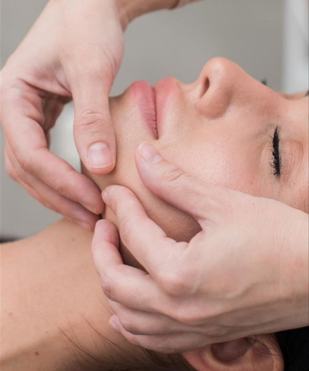 Relaxing facial massage treatment